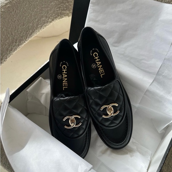 CHANEL INTERLOCKING CC LOGO LAMBSKIN LOAFERS SZ 36 - Picture 9 of 10